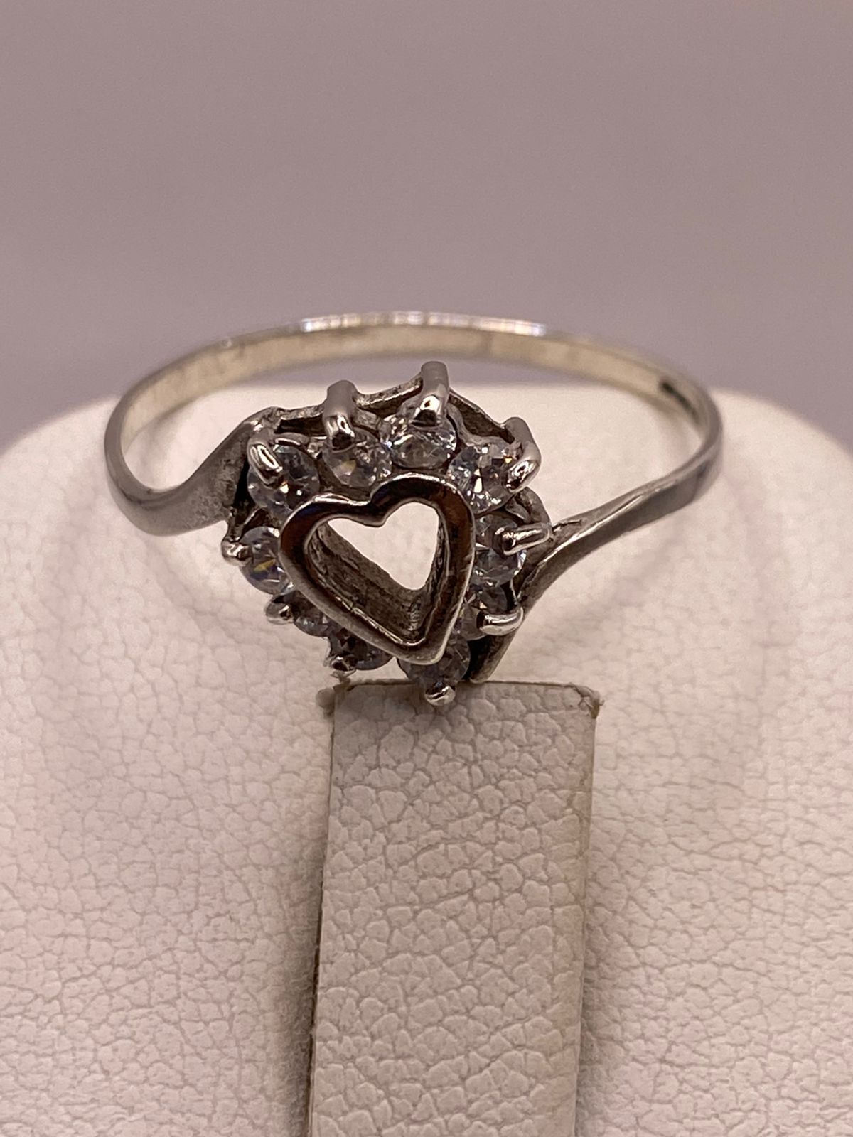 Anillo Corazón con Zirconias en Plata Ley 925