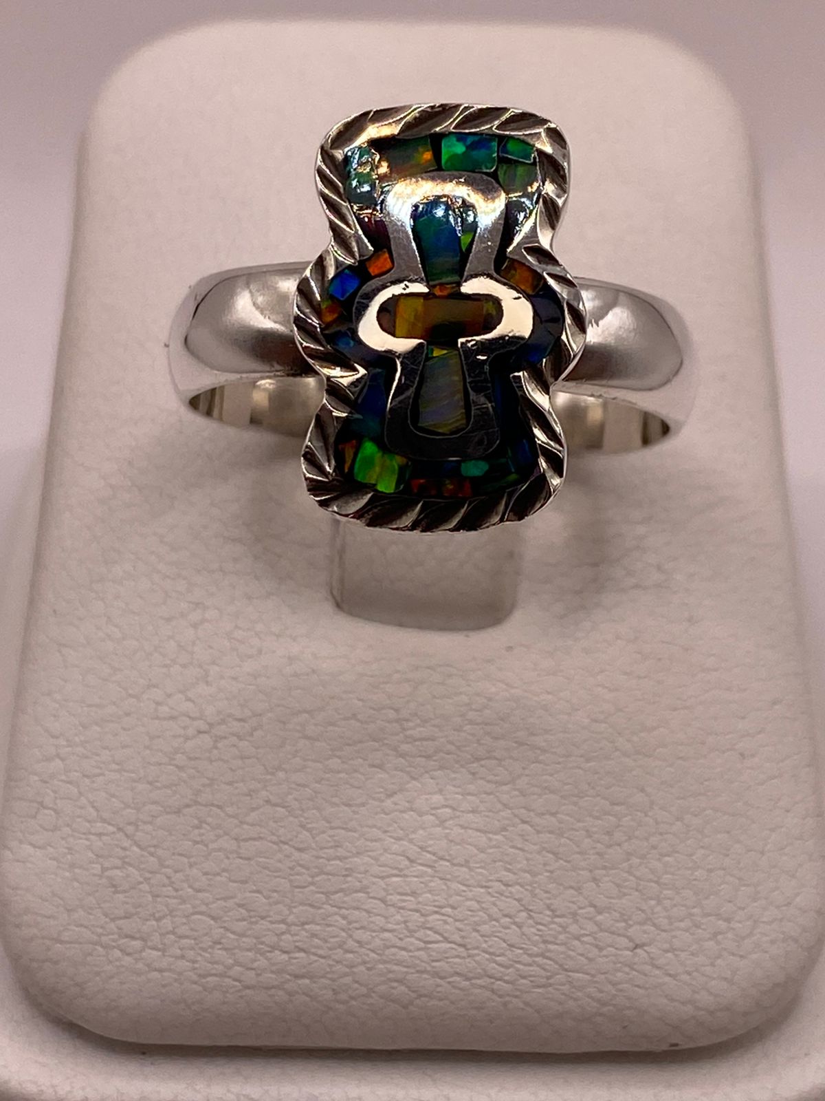 Anillo Cruz Moderna con Ópalo de Fuego Multicolor en Plata Ley .950