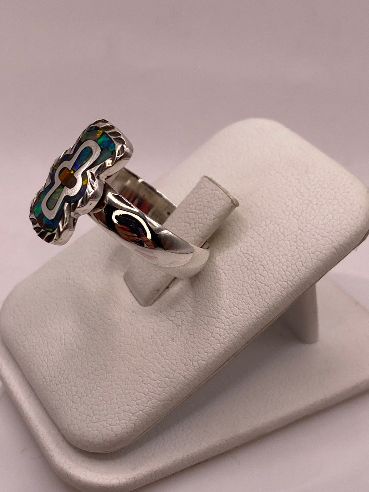 Anillo Cruz Moderna con Ópalo de Fuego Multicolor en Plata Ley .950