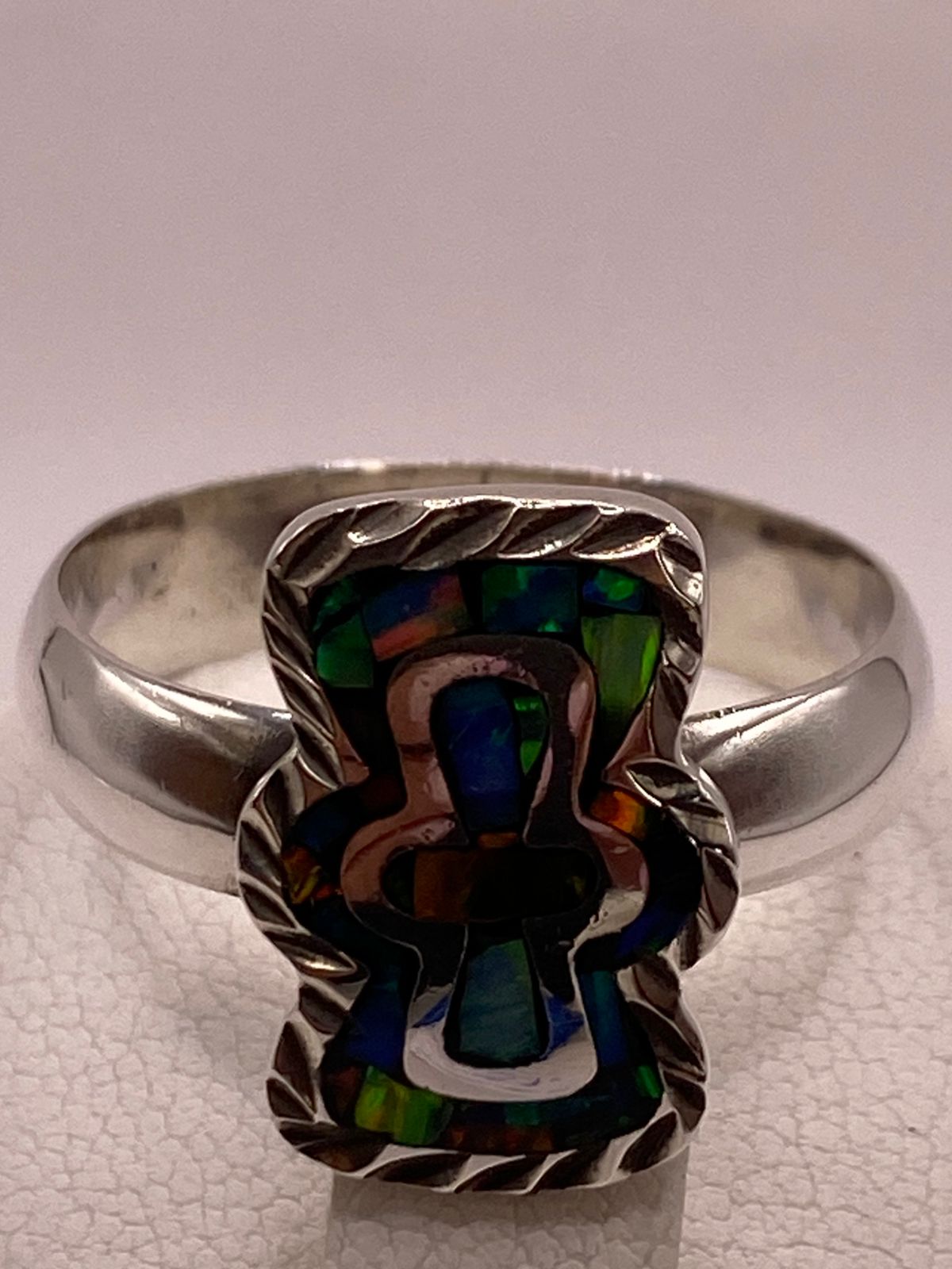 Anillo Cruz Moderna con Ópalo de Fuego Multicolor en Plata Ley .950