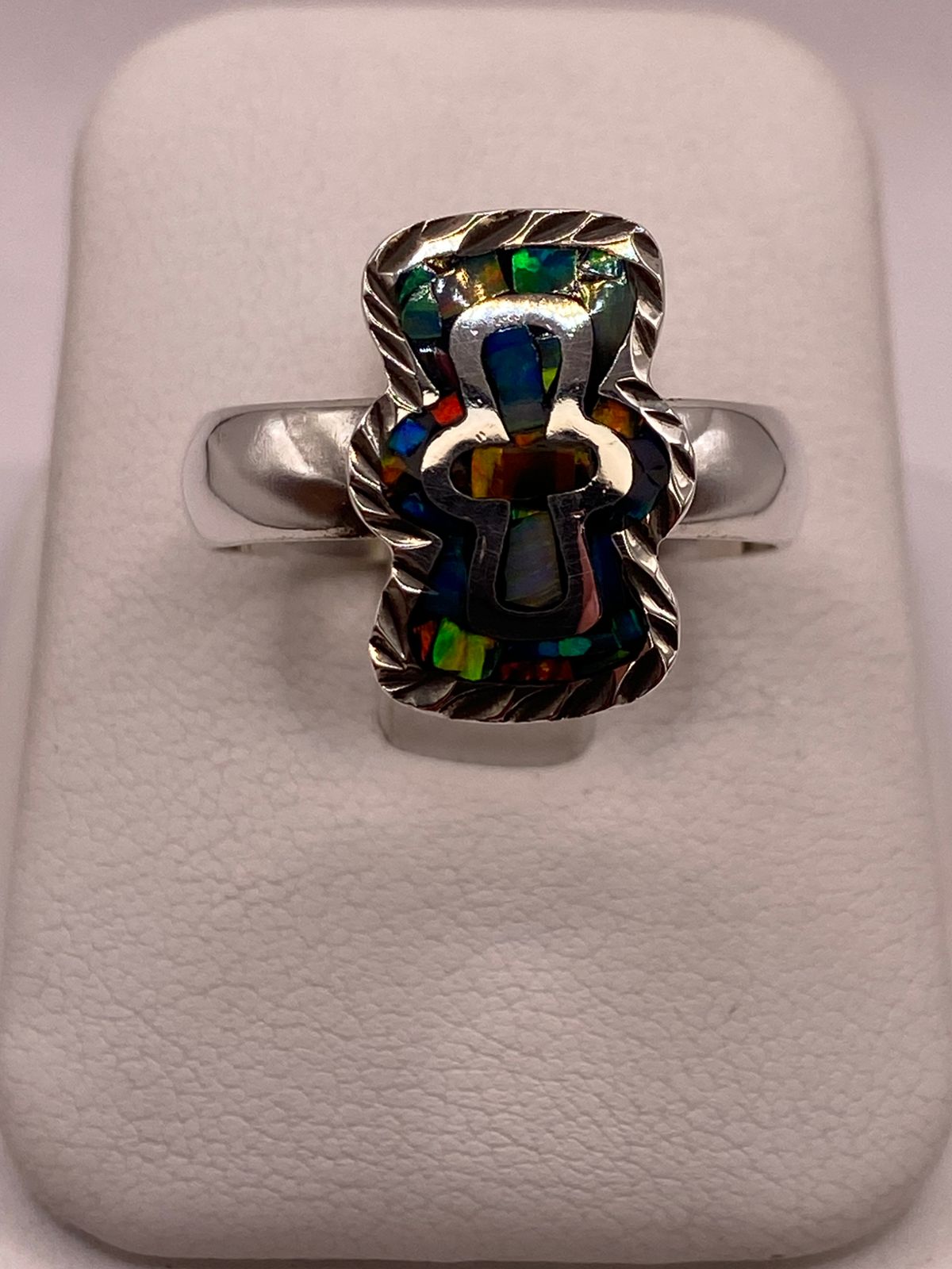 Anillo Cruz Moderna con Ópalo de Fuego Multicolor en Plata Ley .950