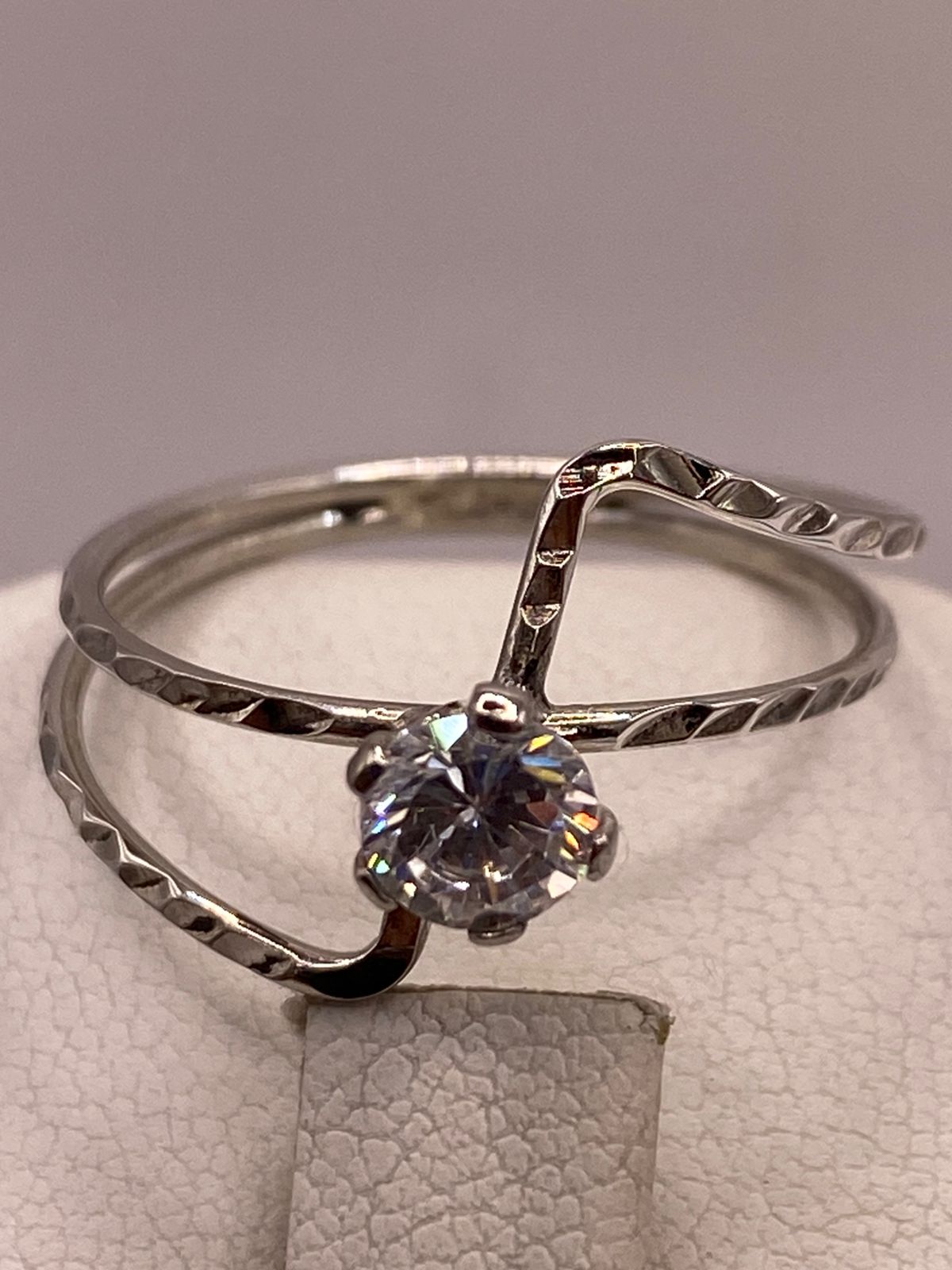 Anillo Cruzado Moderno con Zirconia en Plata Ley 925