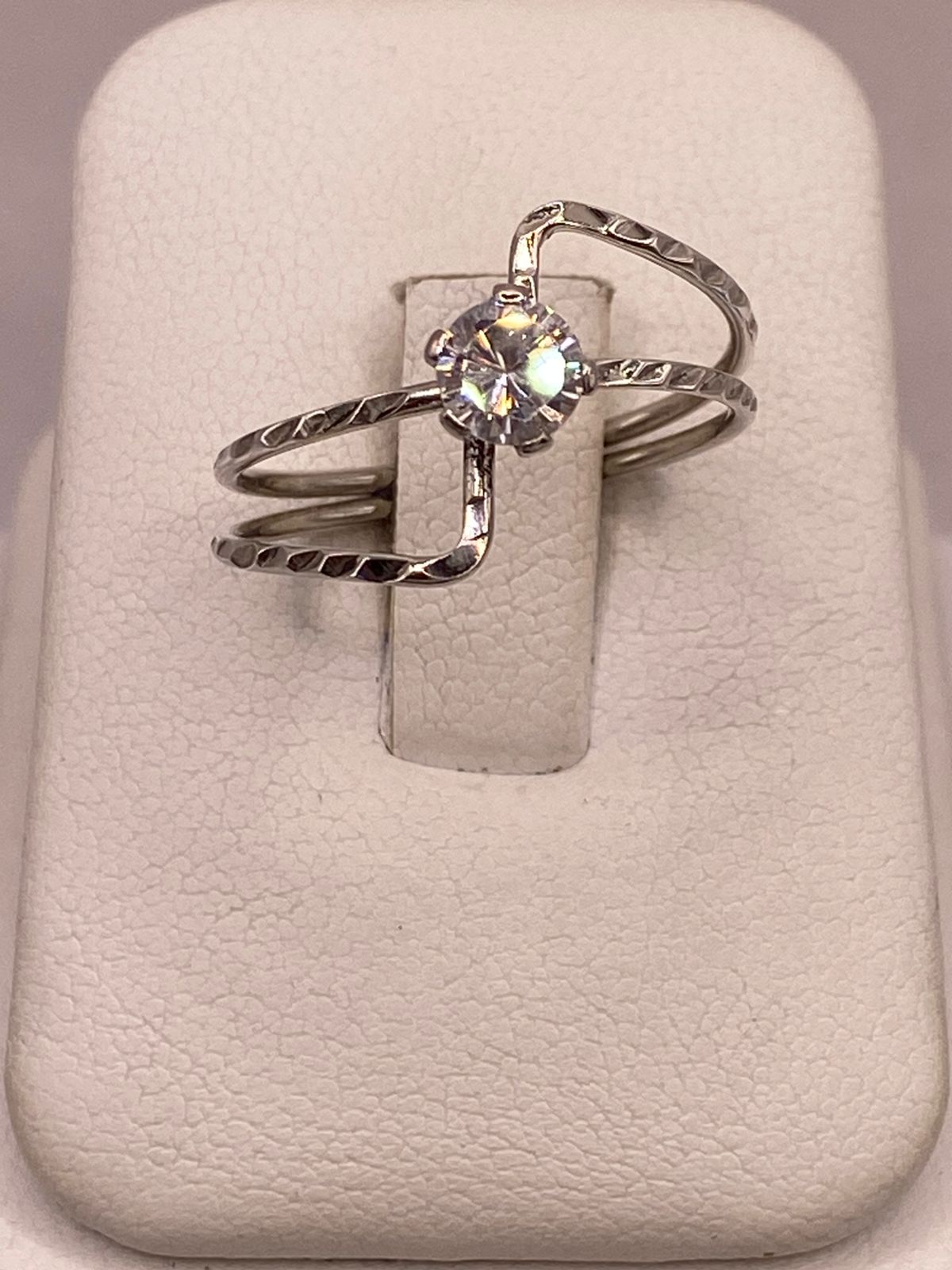 Anillo Cruzado Moderno con Zirconia en Plata Ley 925