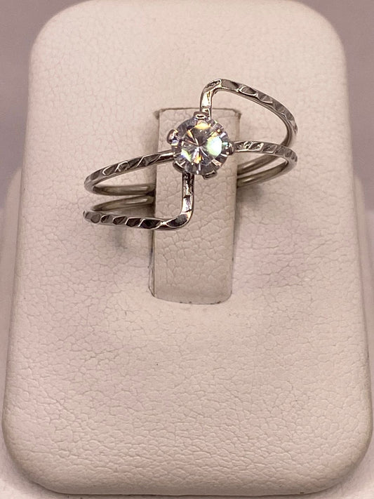 Anillo Cruzado Moderno con Zirconia en Plata Ley 925, vista frontal