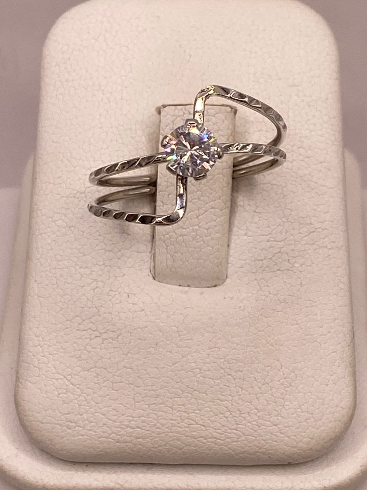Anillo Cruzado Moderno con Zirconia en Plata Ley 925