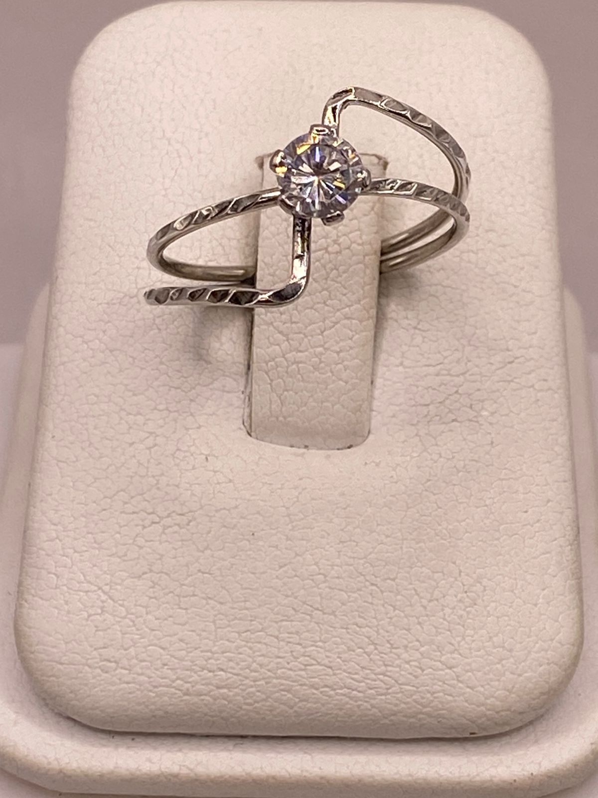 Anillo Cruzado Moderno con Zirconia en Plata Ley 925