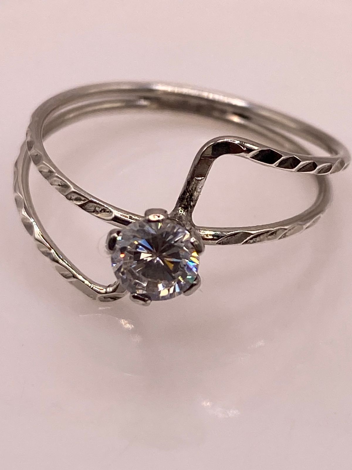 Anillo Cruzado Moderno con Zirconia en Plata Ley 925