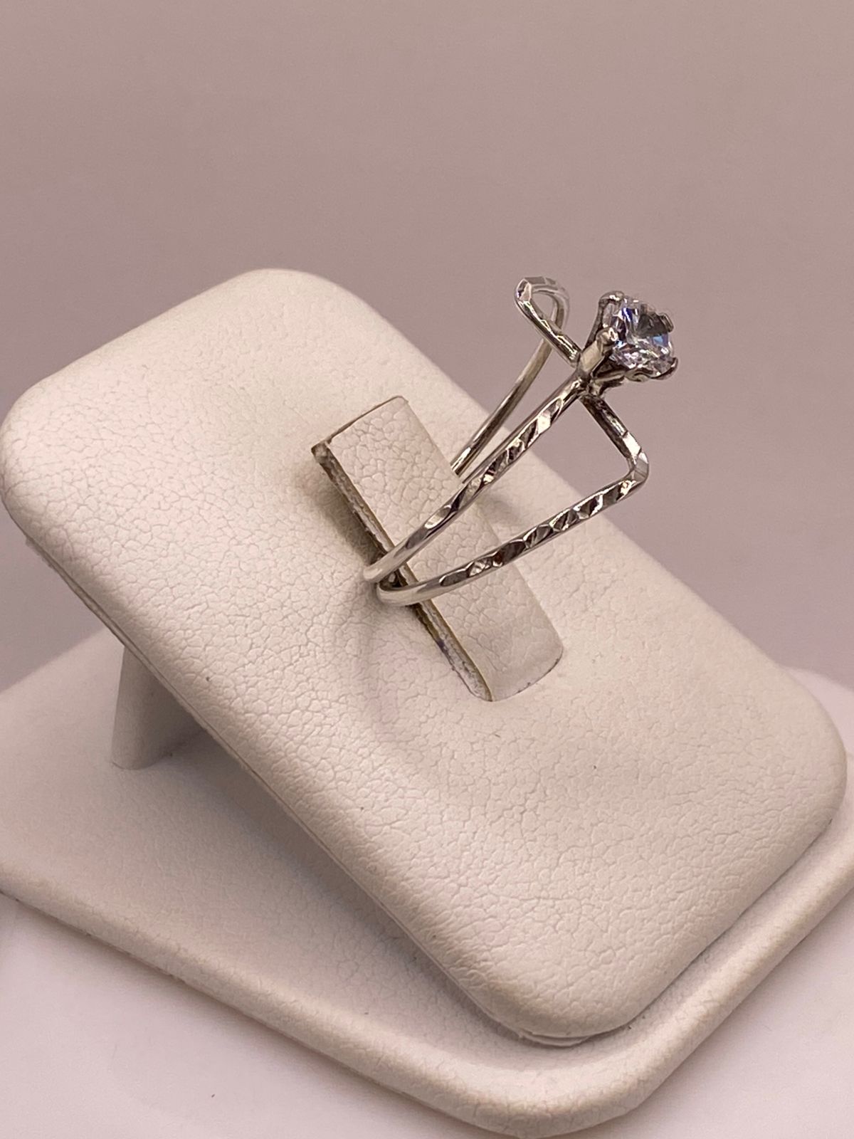 Anillo Cruzado Moderno con Zirconia en Plata Ley 925