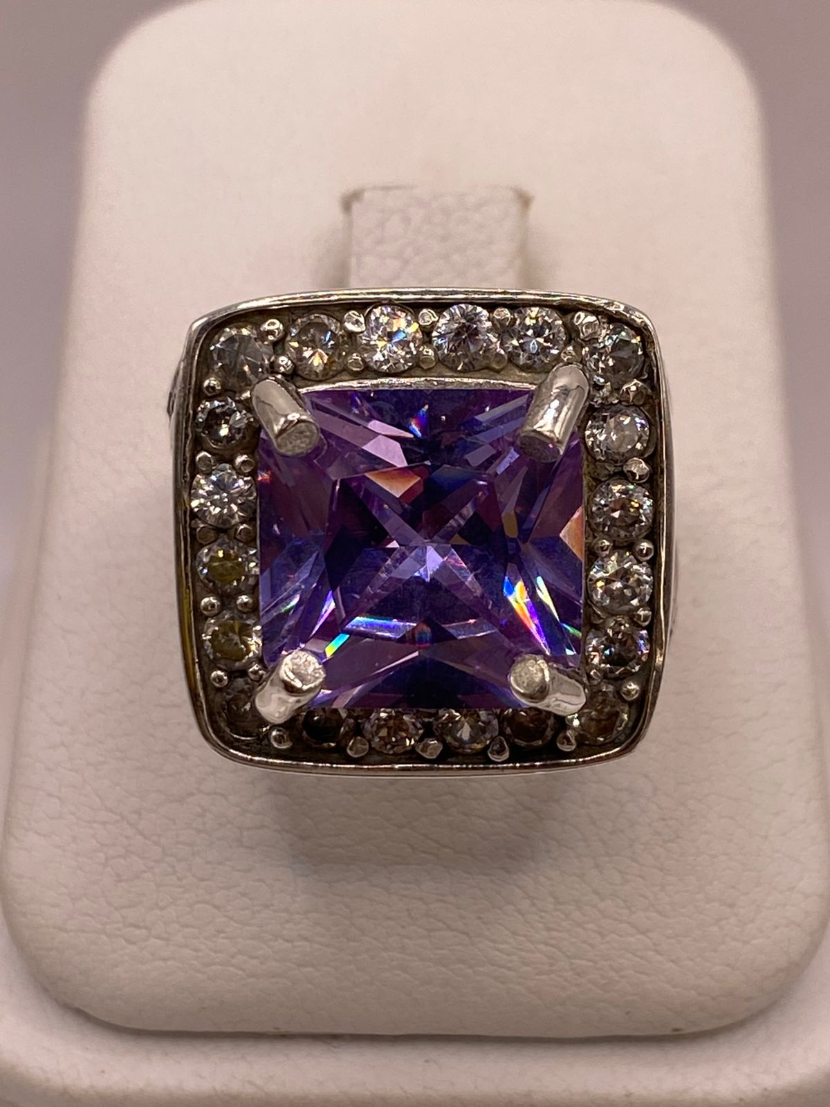 Anillo Cuadrado Violeta con Halo de Brillo Intenso Plata Ley 925