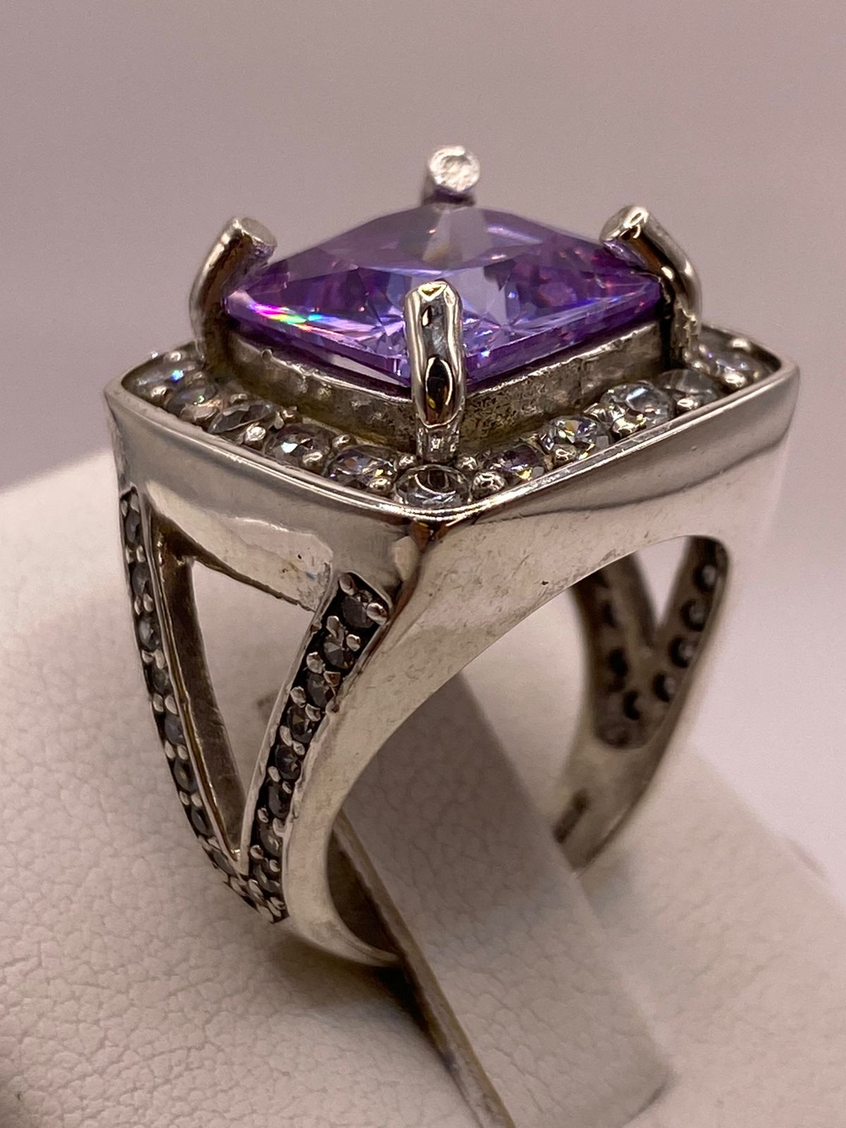 Anillo Cuadrado Violeta con Halo de Brillo Intenso Plata Ley 925