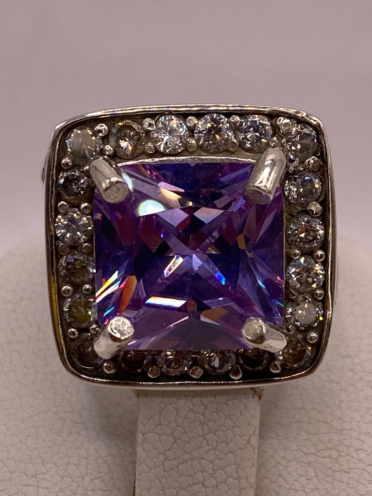 Anillo Cuadrado Violeta con Halo de Brillo Intenso Plata Ley 925