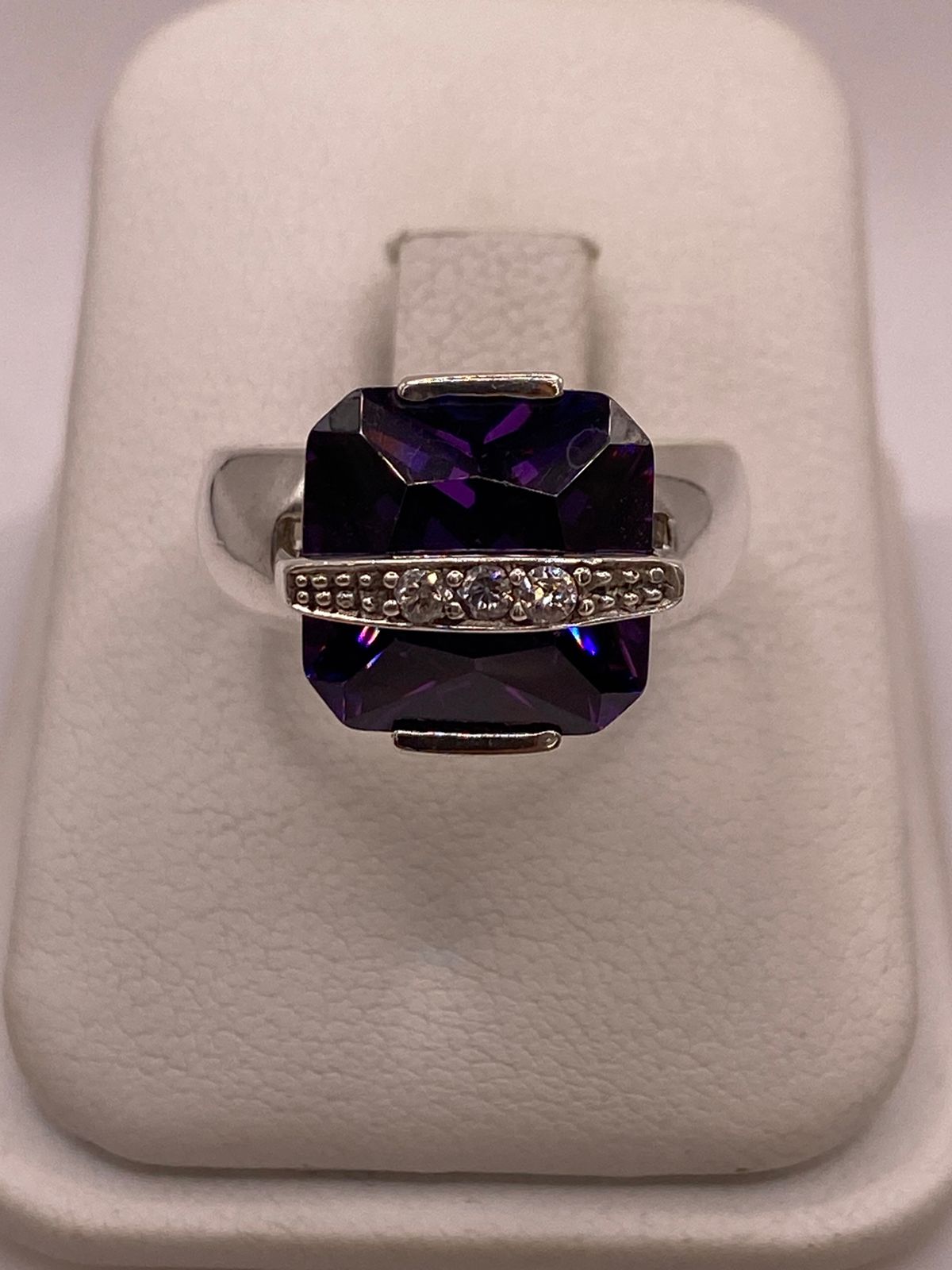 Anillo Cuadrado con Zirconia Morada en Plata Ley 925