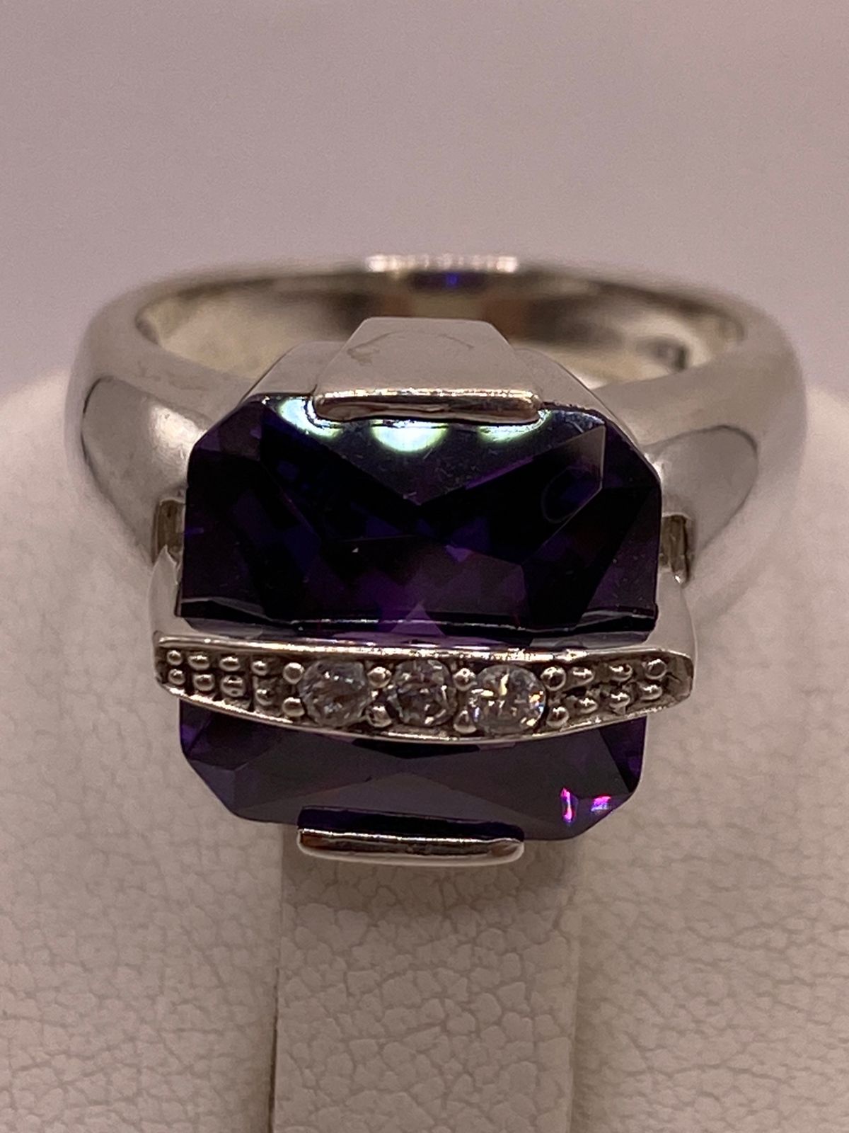Anillo Cuadrado con Zirconia Morada en Plata Ley 925