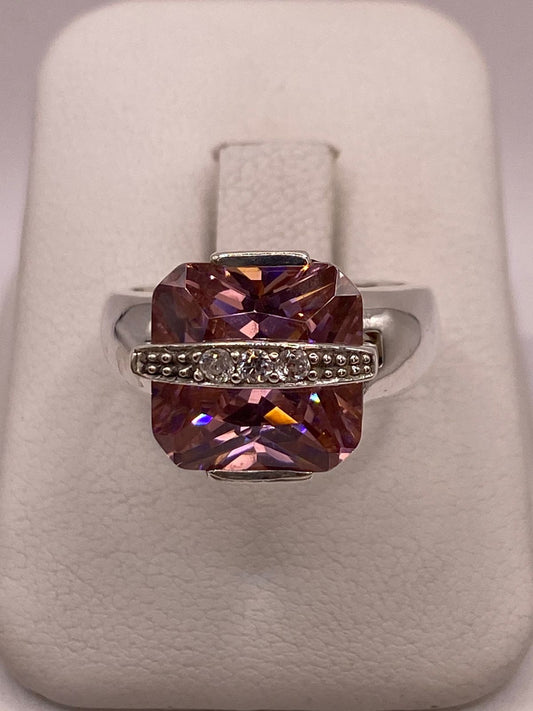 Anillo Cuadrado con Zirconia Rosa en Plata Ley 925 en báscula mostrando peso