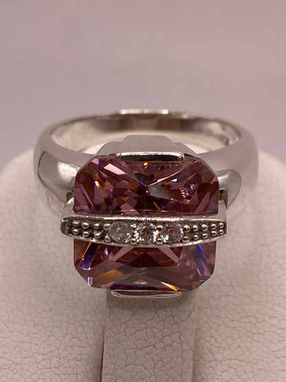 Anillo Cuadrado con Zirconia Rosa en Plata Ley 925, vista de detalle