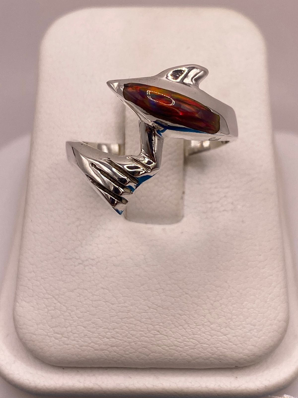 ANILLO DELFÍN MARINO DE PLATA LEY 950 CON ÓPALO DE FUEGO MULTICOLOR