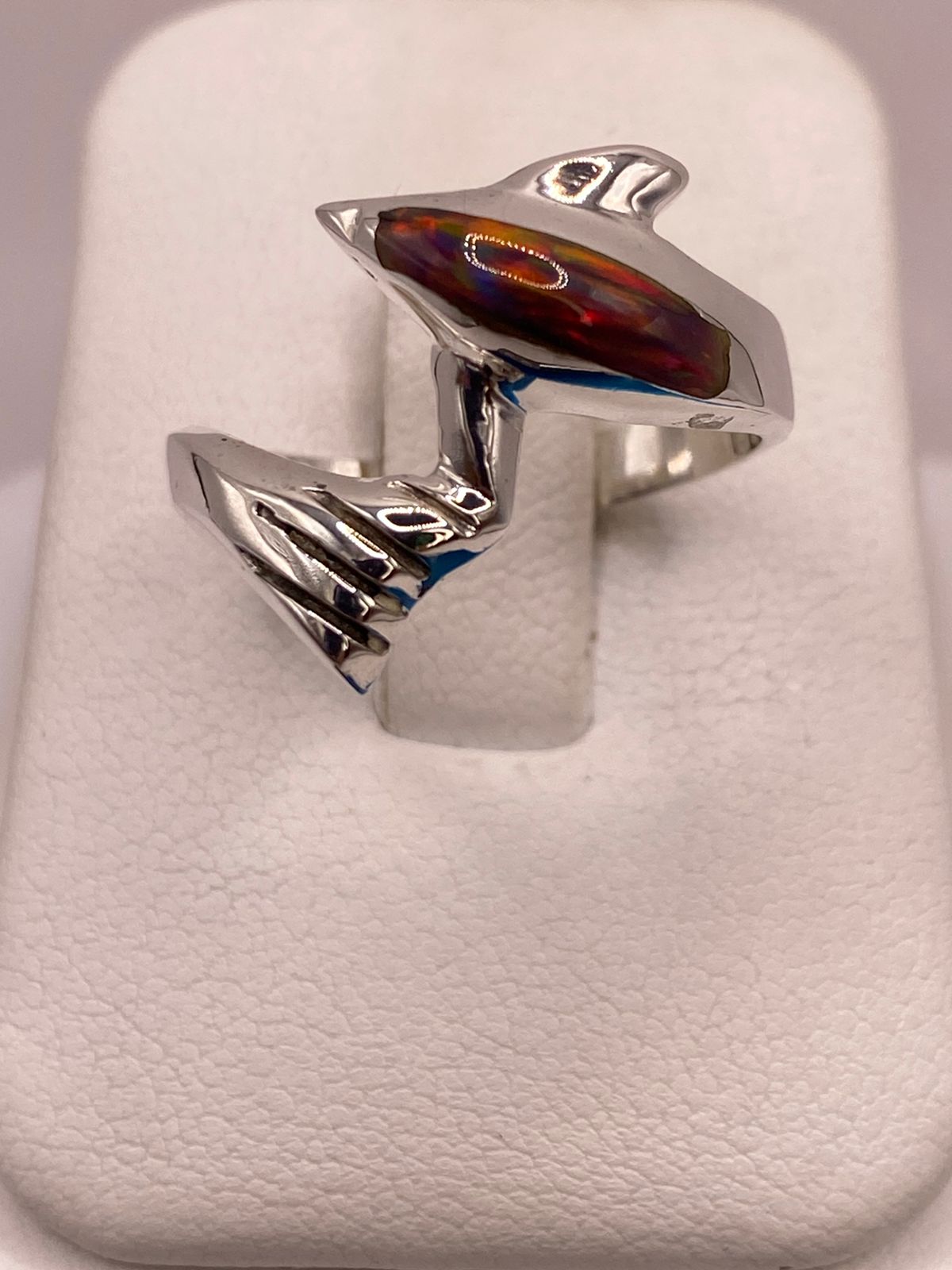 ANILLO DELFÍN MARINO DE PLATA LEY 950 CON ÓPALO DE FUEGO MULTICOLOR