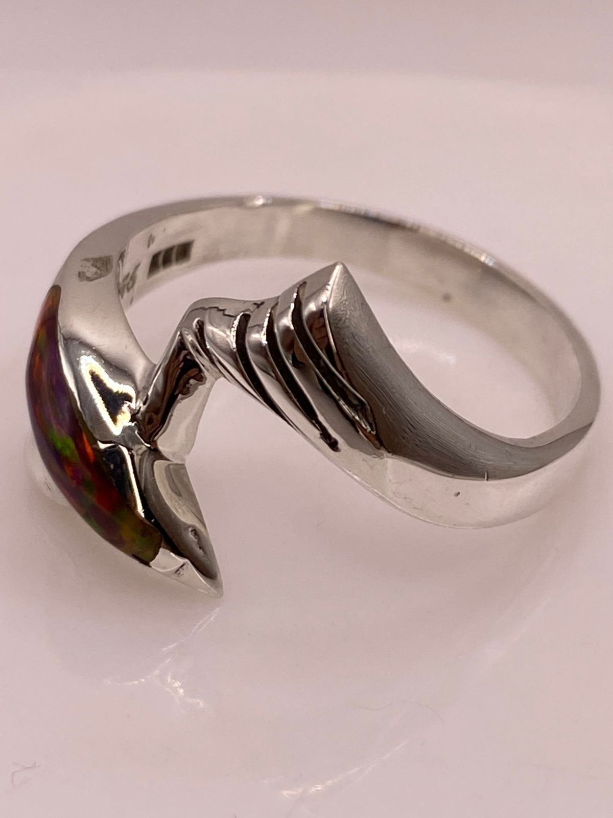 ANILLO DELFÍN MARINO DE PLATA LEY 950 CON ÓPALO DE FUEGO MULTICOLOR