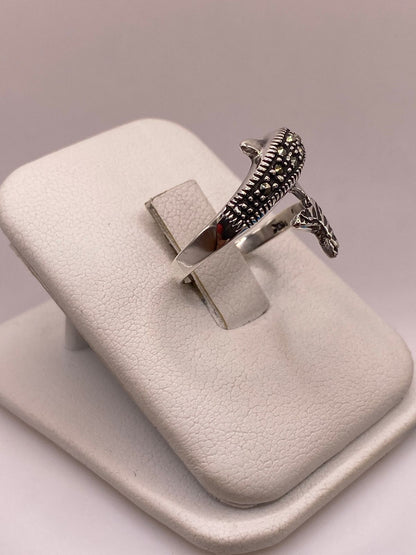 Anillo Delfín Vintage con Marquesitas en Plata Ley 925, vista lateral