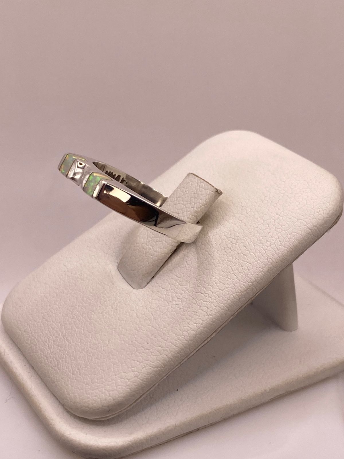 Anillo Delgado con Doble Incrustación de Ópalo de Fuego en Plata Ley 950