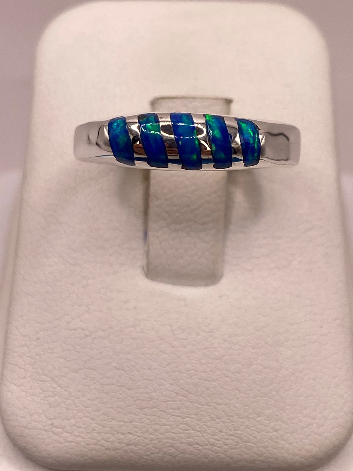 Anillo Delgado con Incrustaciones de Ópalo Azul y Verde en Plata Ley 950