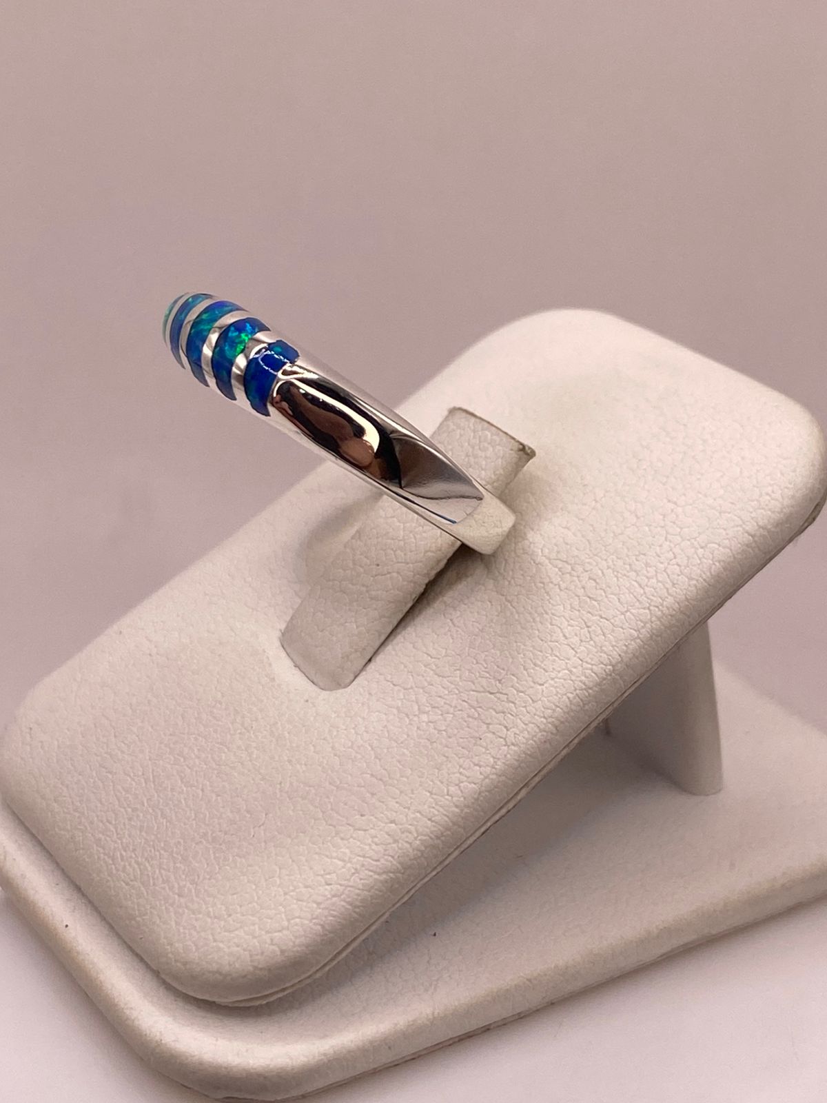 Anillo Delgado con Incrustaciones de Ópalo Azul y Verde en Plata Ley 950
