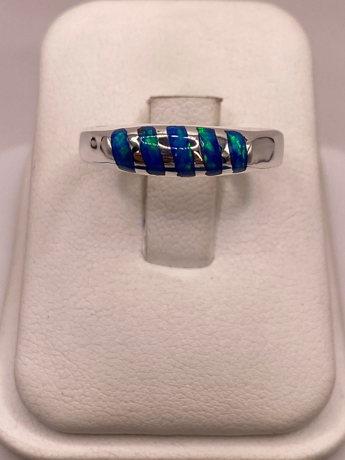 Anillo Delgado con Incrustaciones de Ópalo Azul y Verde en Plata Ley 950