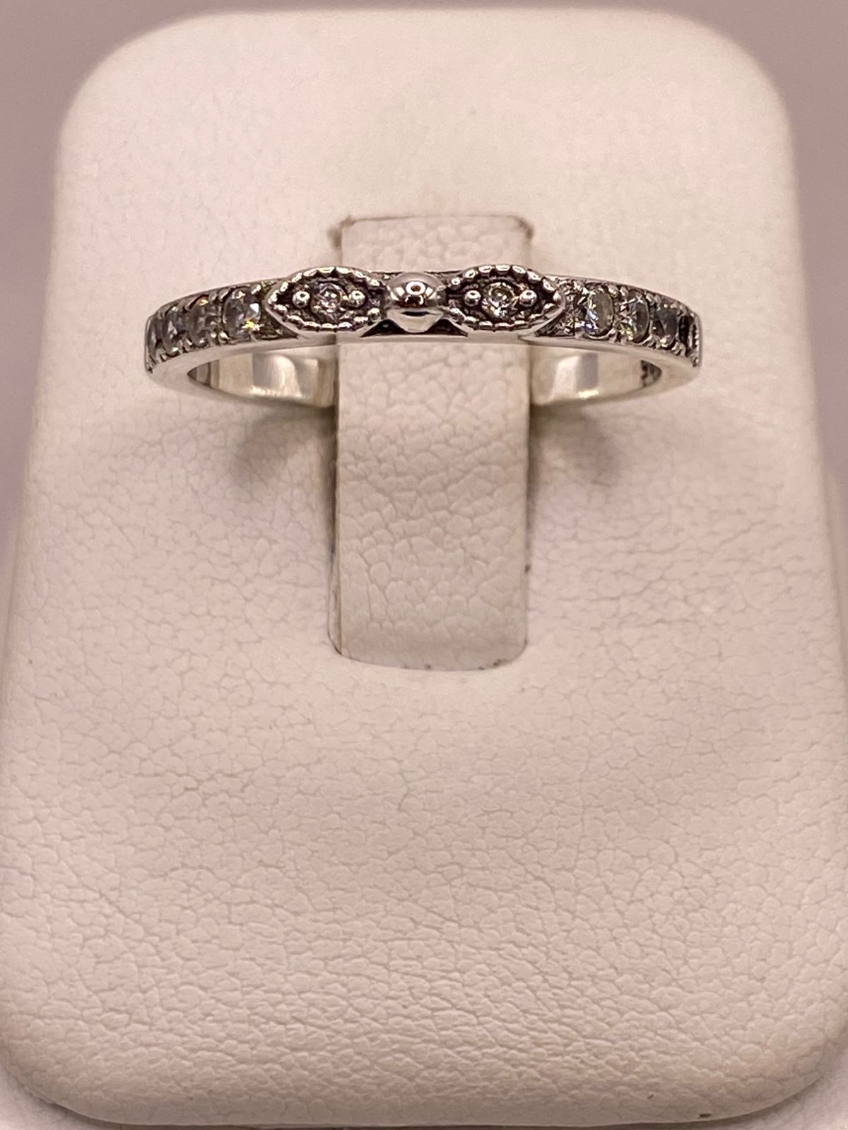 Anillo Delgado con Zirconias en Plata Ley 925