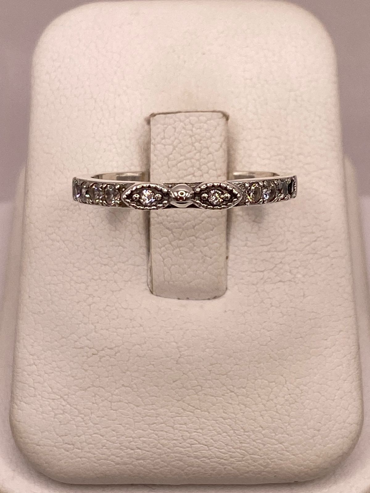 Anillo Delgado con Zirconias en Plata Ley 925
