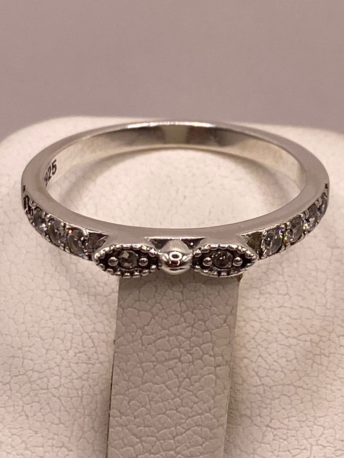 Anillo Delgado con Zirconias en Plata Ley 925