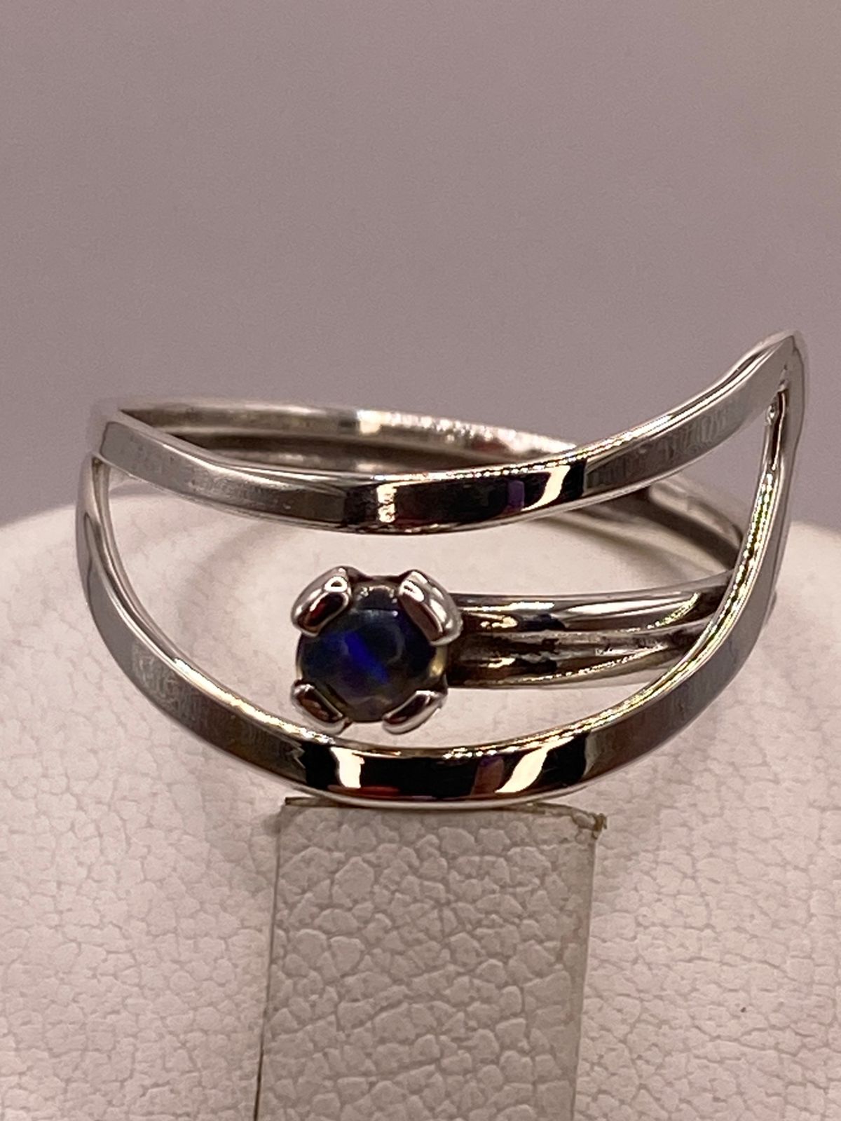 Anillo Diseño Abierto de Plata Ley 925 con Ópalo Natural