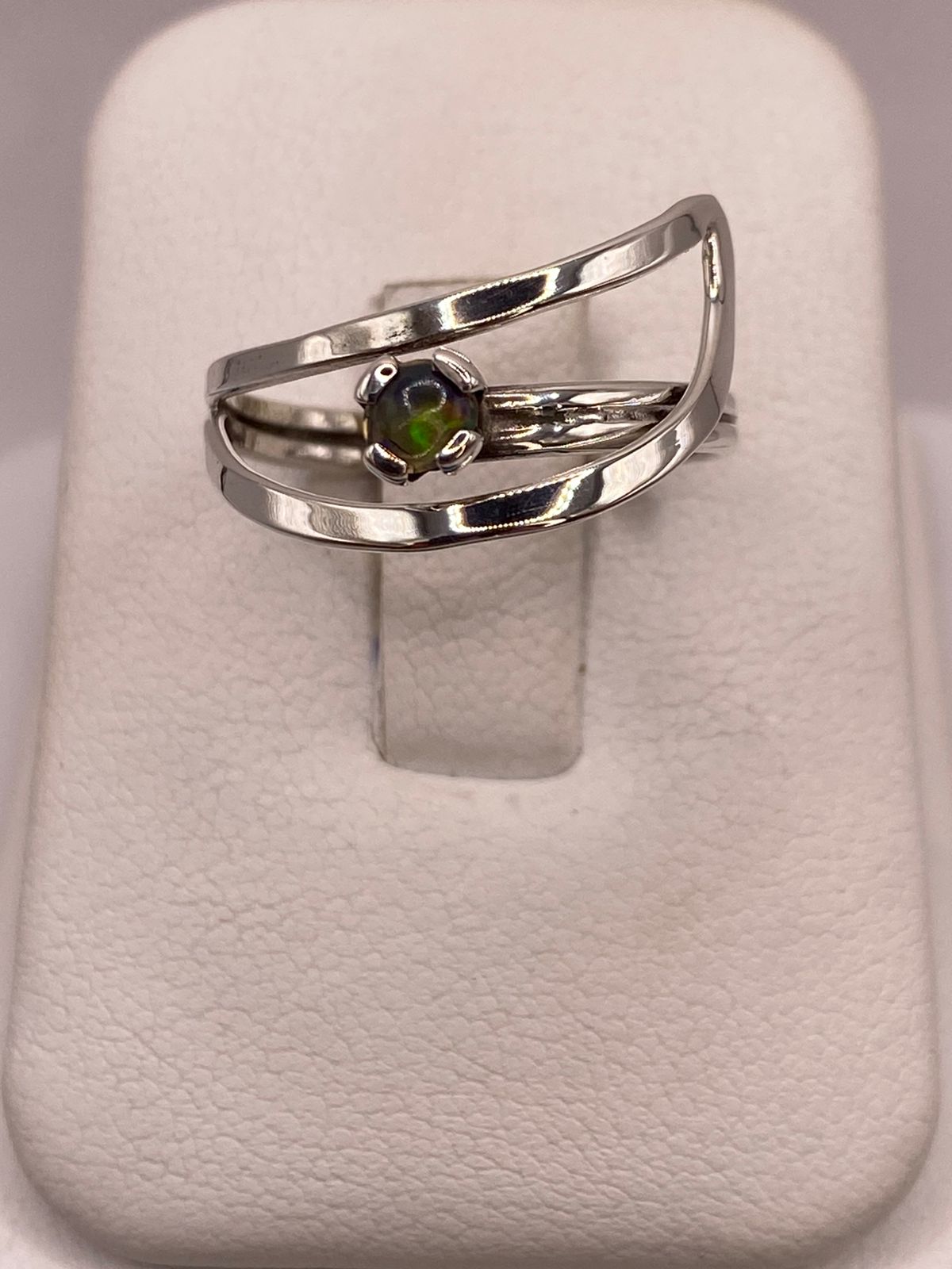 Anillo Diseño Abierto de Plata Ley 925 con Ópalo Natural