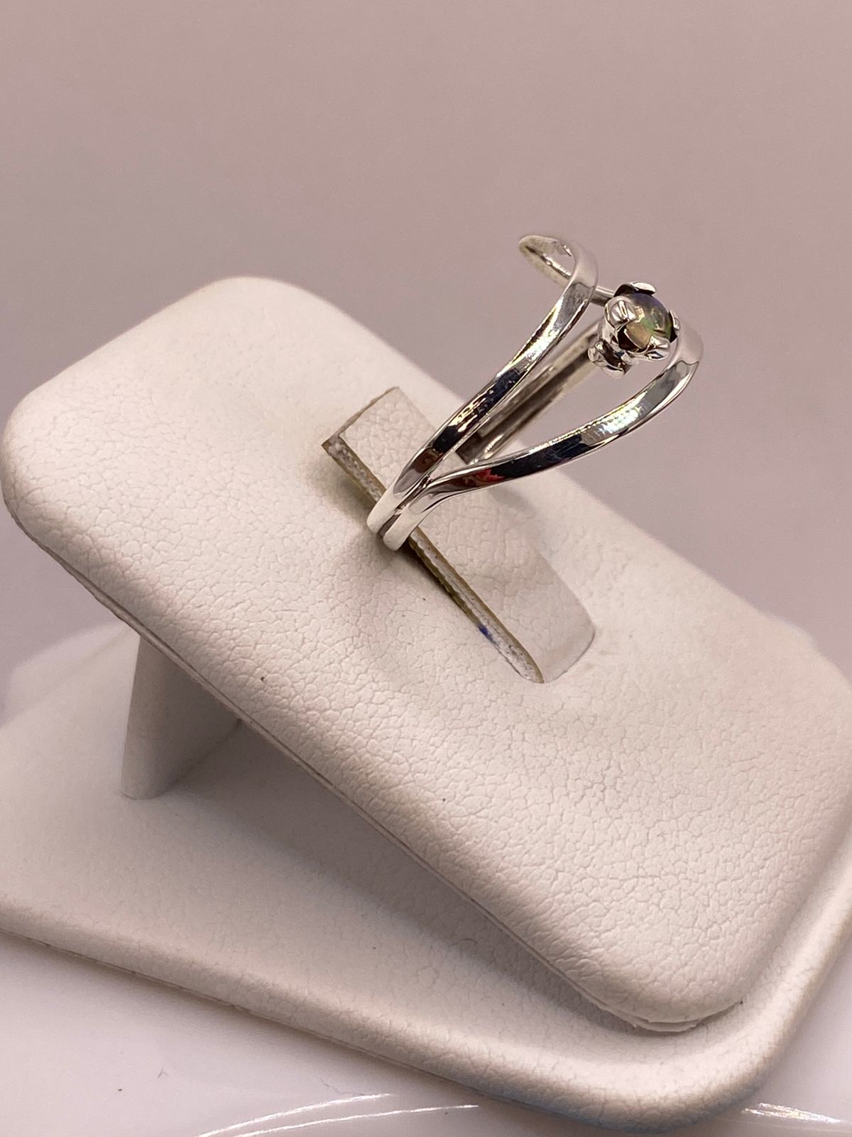 Anillo Diseño Abierto de Plata Ley 925 con Ópalo Natural