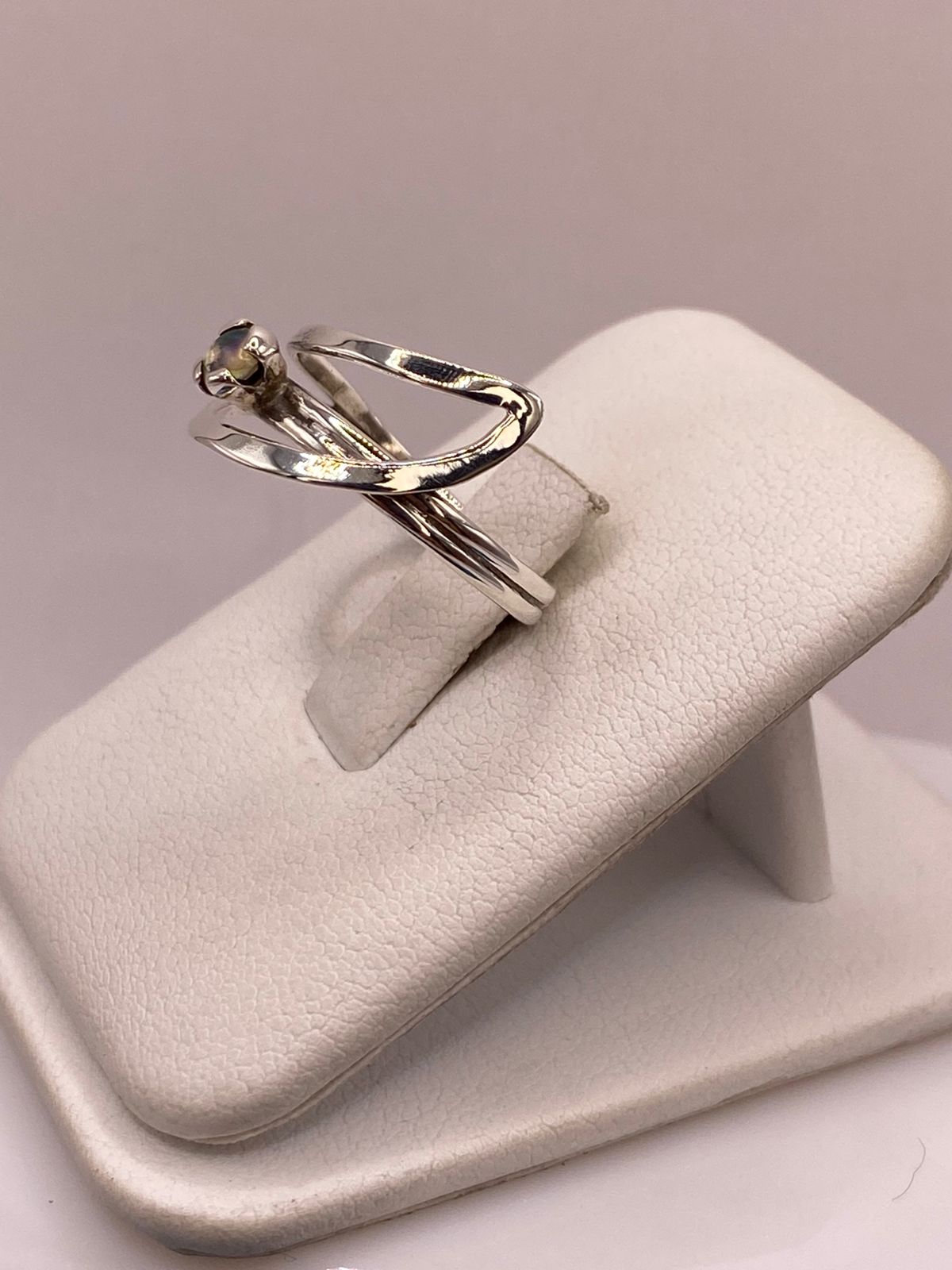 Anillo Diseño Abierto de Plata Ley 925 con Ópalo Natural