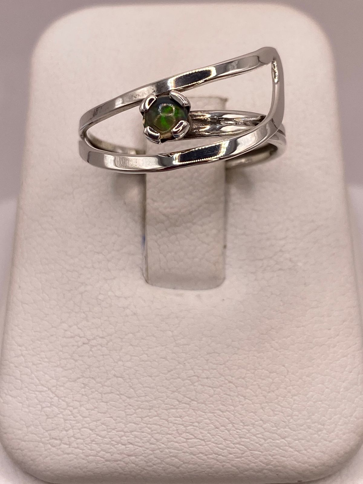 Anillo Diseño Abierto de Plata Ley 925 con Ópalo Natural