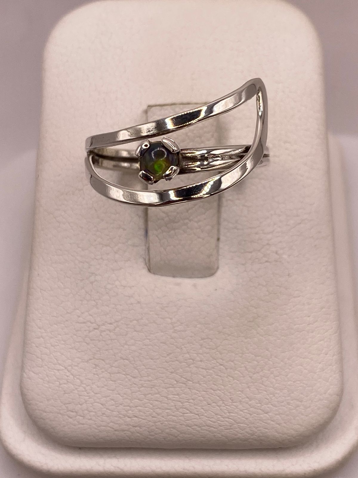 Anillo Diseño Abierto de Plata Ley 925 con Ópalo Natural