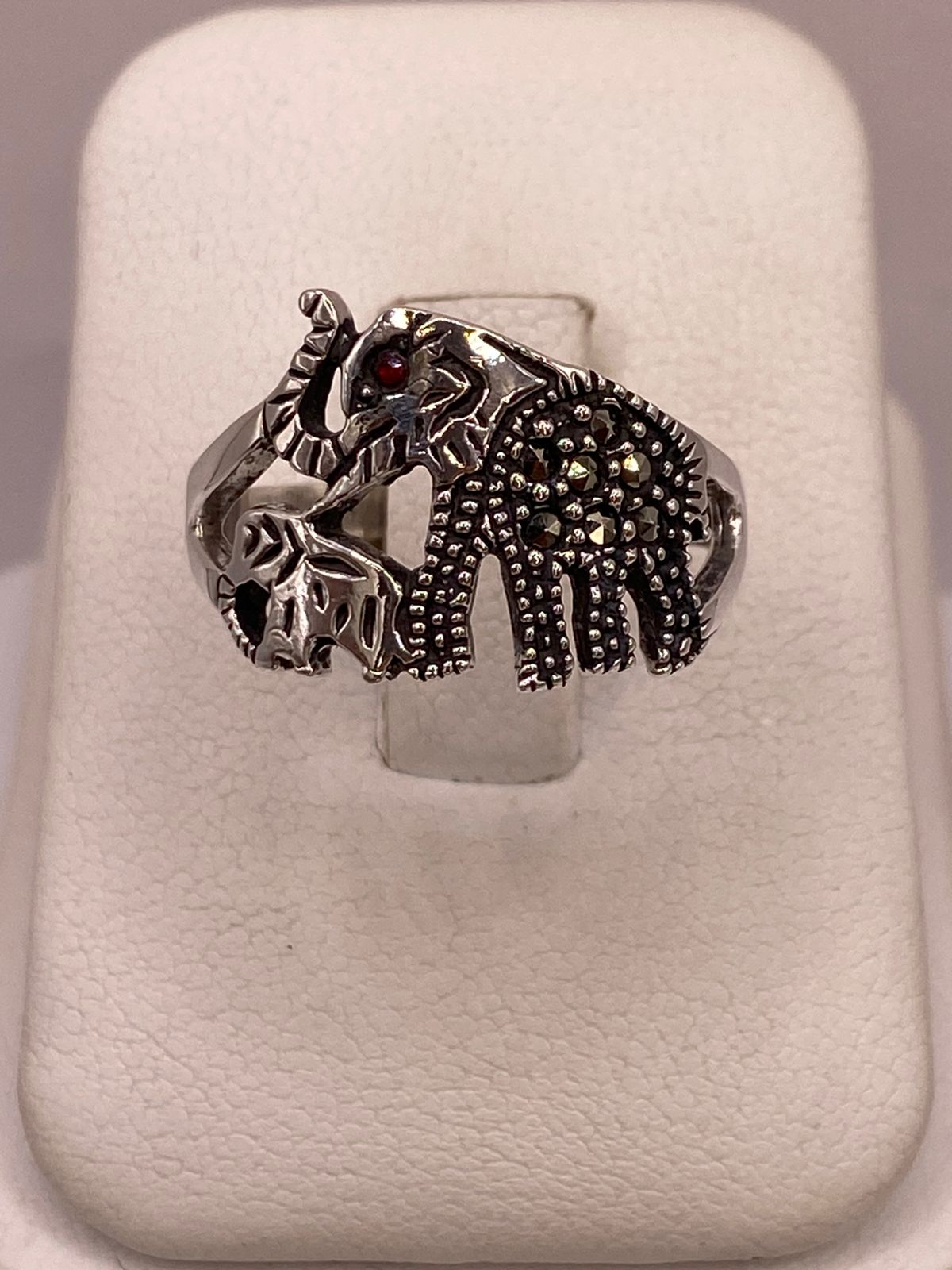 🐘 Anillo Elefante con Marquesitas y Zirconia en Plata Ley 925 en báscula mostrando peso