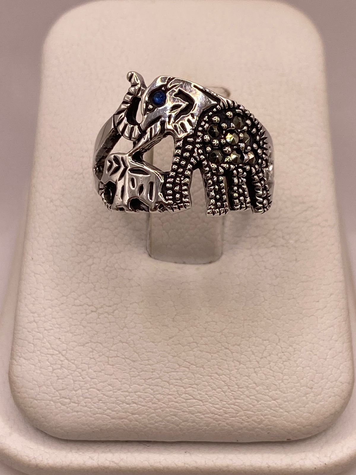 🐘 Anillo Elefante Vintage con Marquesitas en Plata Ley 925 en báscula mostrando peso