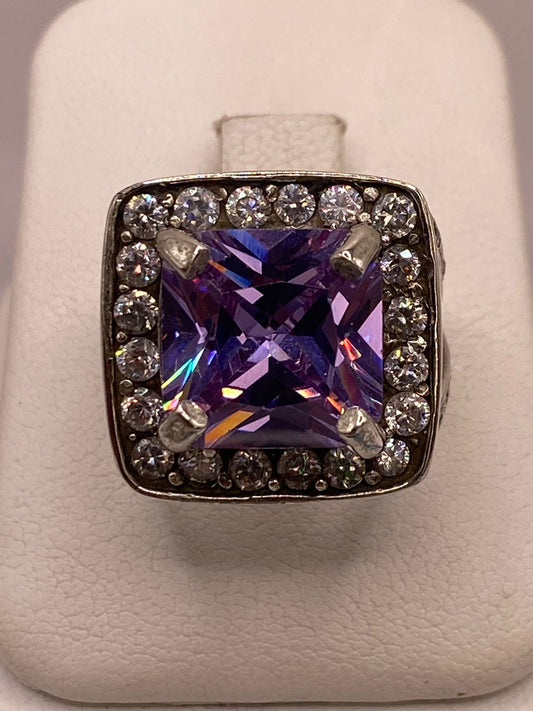 Anillo de plata .925 con zirconia morada cuadrada y halo puesto en la mano — solitario artesanal de Taxco