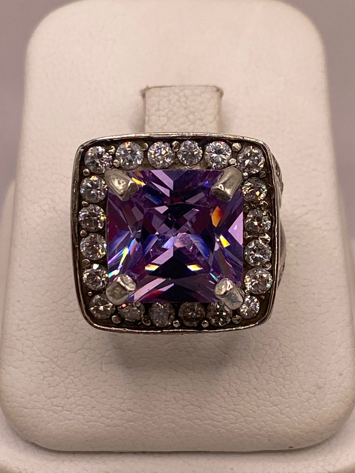 Detalle de zirconia morada cuadrada con halo de zirconias blancas en plata .925 — anillo artesanal Taxco