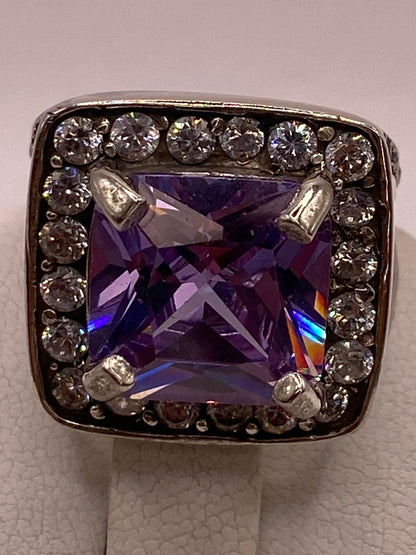 Anillo con zirconias blancas y muntura prncipal cuadrada morada