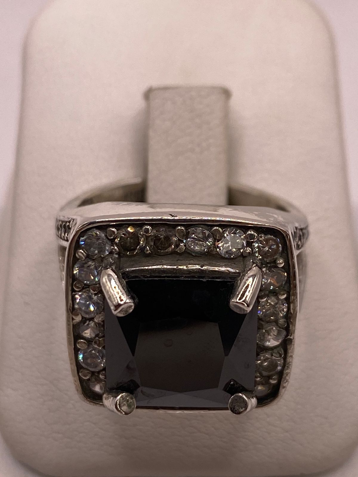 Anillo Elegante Cuadrado con Zirconia Negra en Plata Ley 925