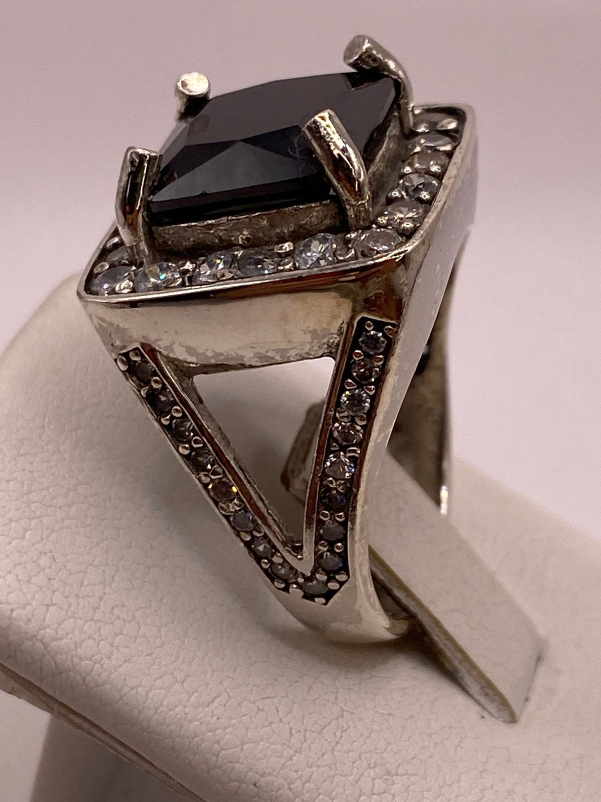 Anillo Elegante Cuadrado con Zirconia Negra en Plata Ley 925