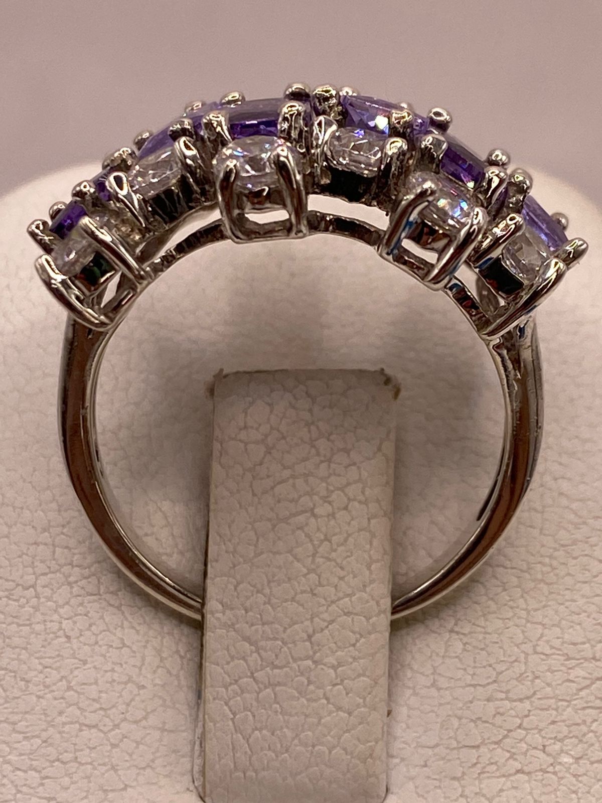 Anillo Elegante Multipiedra con Zirconias Moradas y Brillos en Plata Ley 925