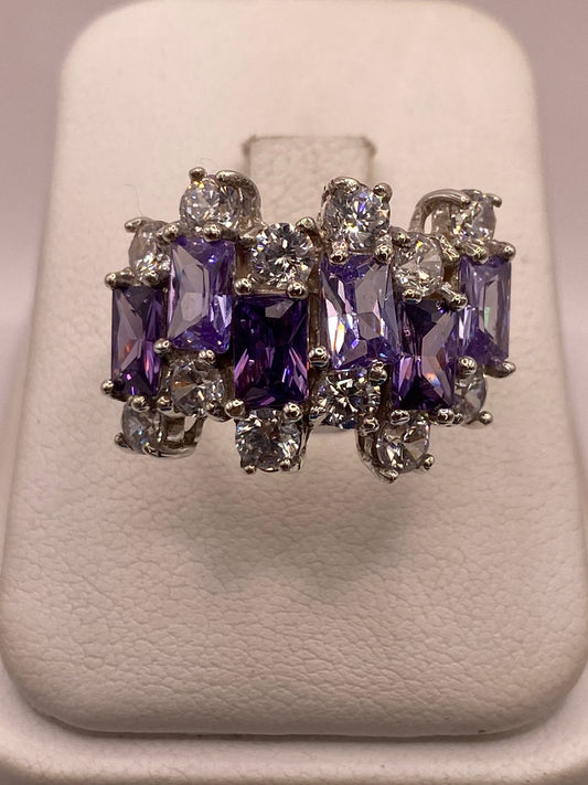 Anillo Elegante Multipiedra con Zirconias Moradas y Brillos en Plata Ley 925