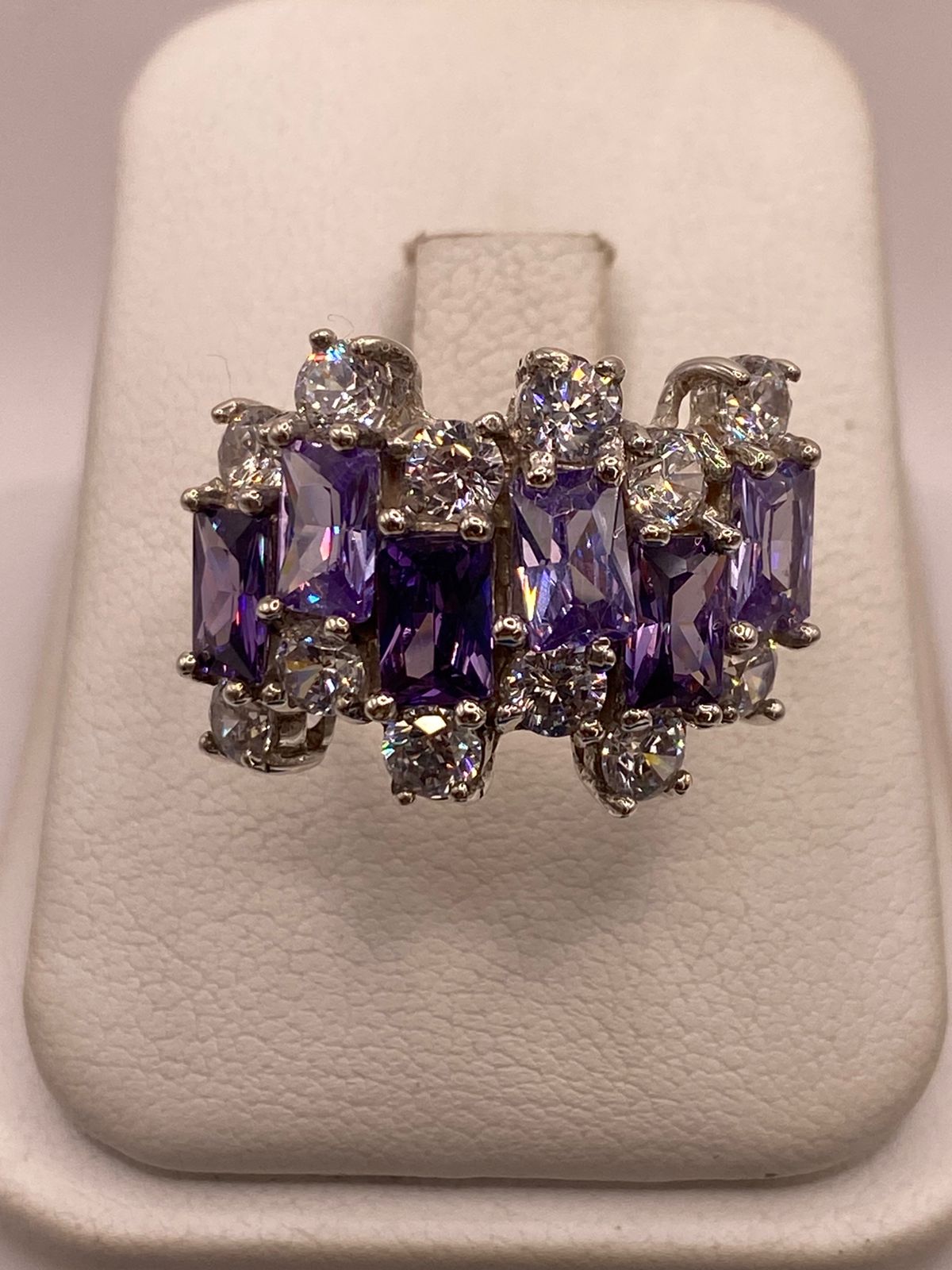 Anillo Elegante Multipiedra con Zirconias Moradas y Brillos en Plata Ley 925