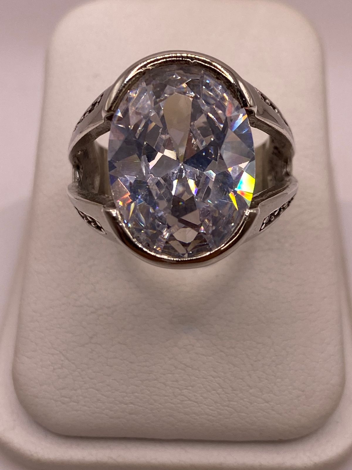 Anillo Elegante Ovalado con Zirconia Brillante en Plata Ley 925
