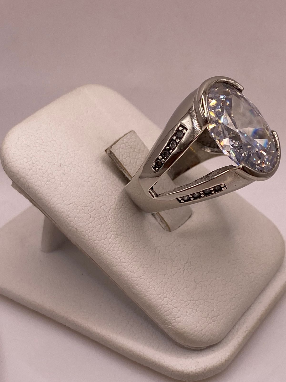 Anillo Elegante Ovalado con Zirconia Brillante en Plata Ley 925