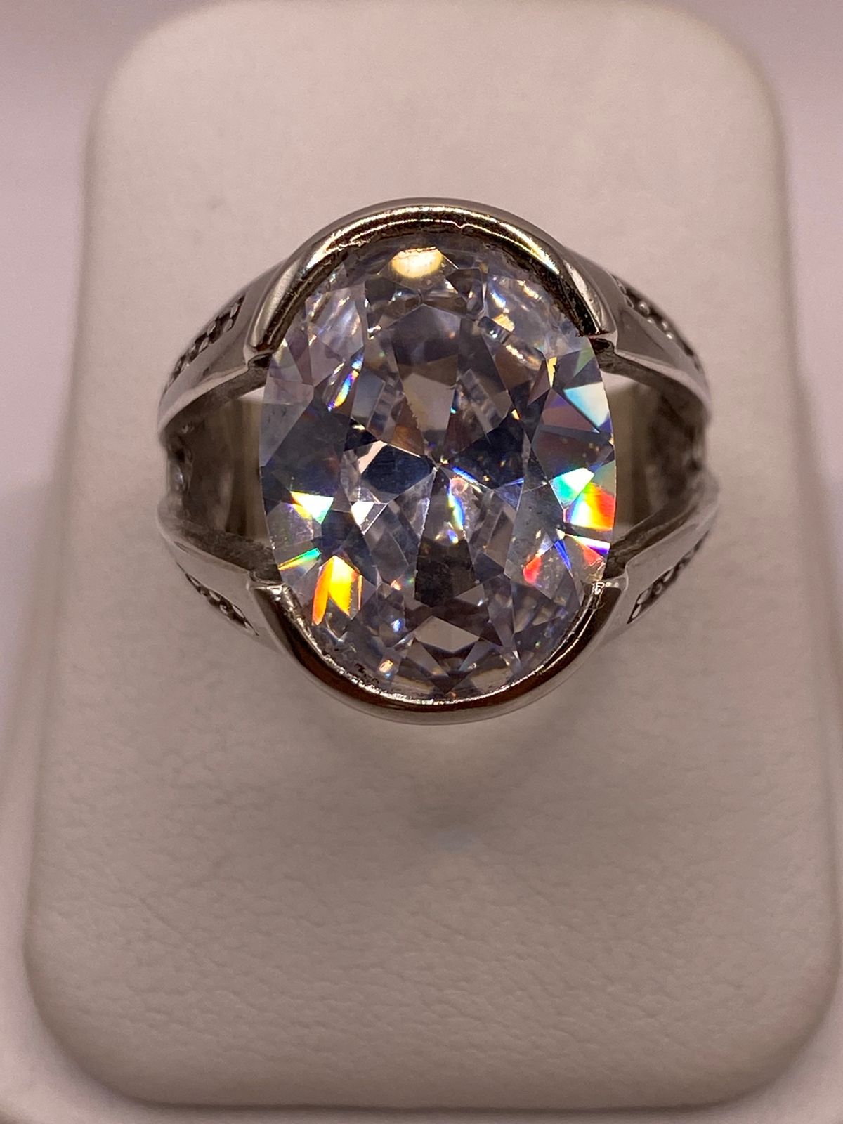 Anillo Elegante Ovalado con Zirconia Brillante en Plata Ley 925