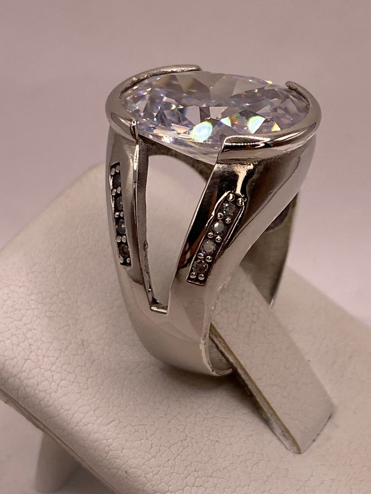 Anillo Elegante Ovalado con Zirconia Brillante en Plata Ley 925